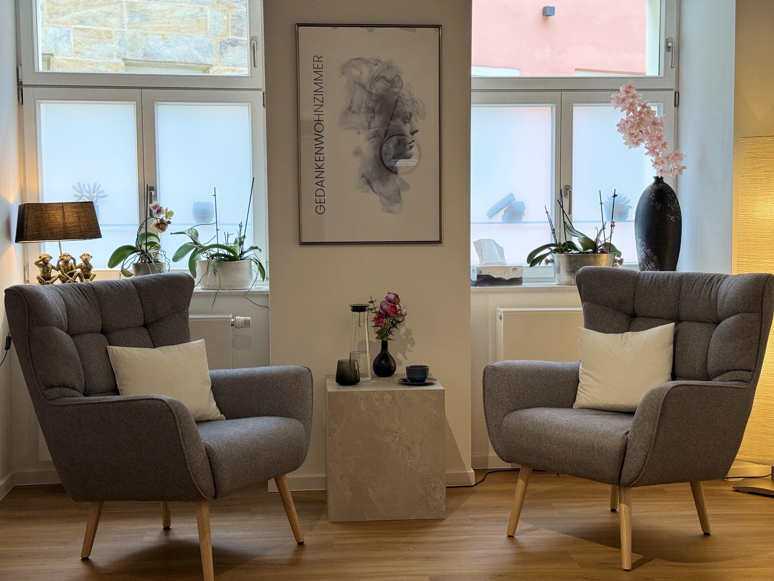 Beratungsraum mit zwei Sesseln – ein geschützter Ort für psychologische Gespräche, Coaching und persönliche Entwicklung