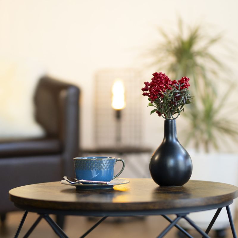 Einladung zum Kennenlernen: Gesprächstisch mit Tasse und Blumen als Symbol für das kostenlose Erstgespräch in vertrauensvoller Atmosphäre