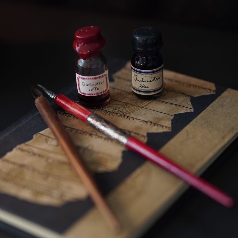 Symbolbild für persönliche Entwicklung: Tinte, Feder und Notizbuch als Einladung zur Selbstreflexion