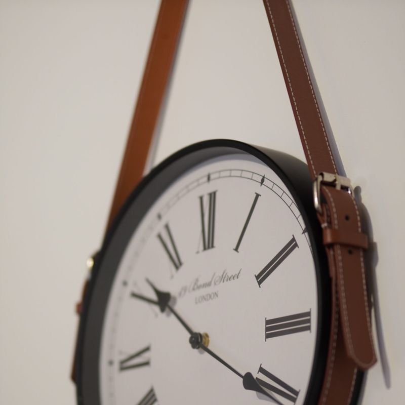 Symbolbild für Entscheidungsdruck und Neuausrichtung: große Wanduhr als Metapher für richtige Zeitpunkte im Coaching