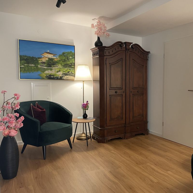 Wohlfühlraum für psychologische Beratung – gemütlicher Sessel, warme Beleuchtung und vertrauensvolle Atmosphäre